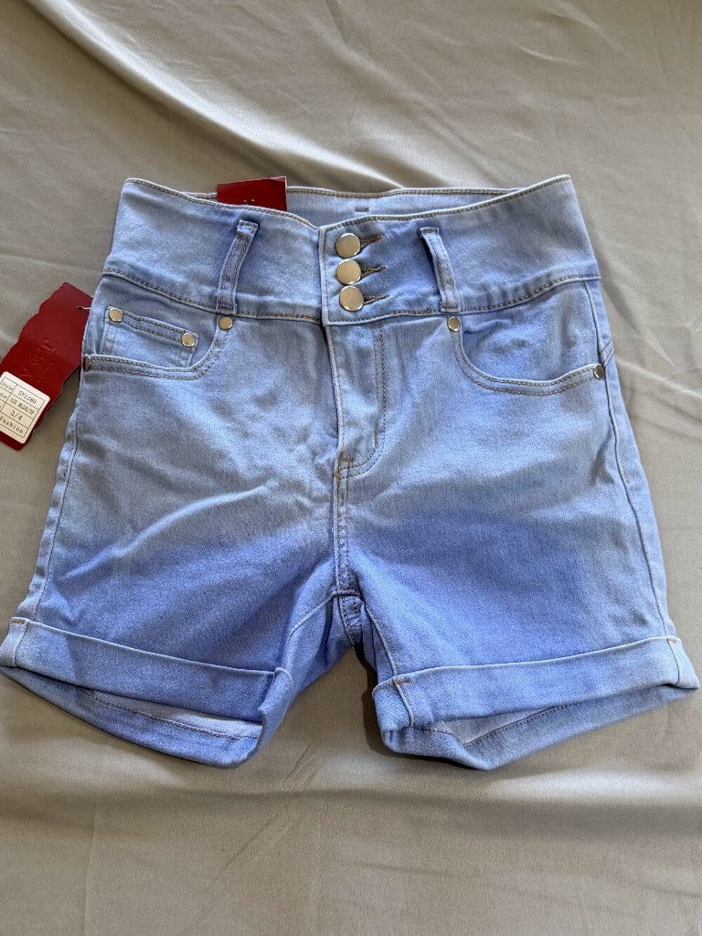 T&Y Fashion Junior's Triple Button Jean Shorts New With Tags Blue Size 3/4